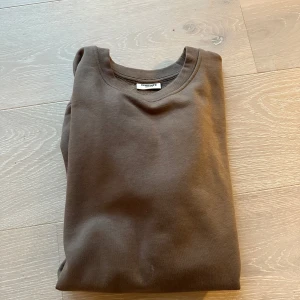 Brun tröja från Kappahl - Säljer en stilren brun tröja från Kappahl i storlek 158/164. Tröjan har långa ärmar och rund halsringning, perfekt för en avslappnad look. Passar bra till både jeans och mjukisbyxor. Hör av dig vid minsta intresse!