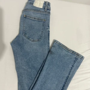 Blå jeansbyxor - Snygga blå jeansbyxor med klassisk design och fem fickor. Perfekta för en avslappnad stil. De har en bekväm passform och är tillverkade i slitstarkt denim.