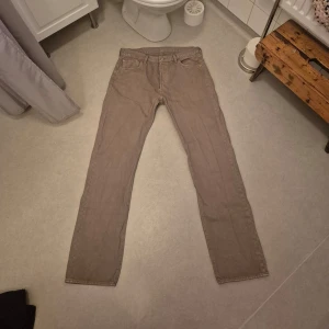 Bruna levis 501 jeans - Säljer ett par beige/ljusbruna levis 501 jeans i bra skick. Köpt i levis butik för runt 1000 kr. De har en klassisk straight passform och är midwaist. Dm gärna gällande förhandling om pris. 34×34