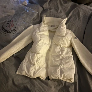 Moncler jacka - En moncler jacka . Jag köpte den nyligen från plick men säljer pga att personen skrev fel aktig storlek. Den är uni sex. Det står L men passar M bra. Vet inte om den är äkta eller inte eftersom jag köpte på plick, men enligt henne är den det. 
