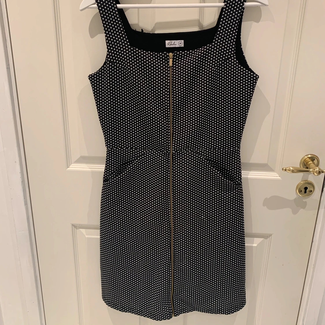 Svartvit prickig klänning från Robin - 2