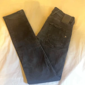 Svarta jeans från Replay - Snygga svarta Replay Anbass jeans i slim fit. Storlek 30/32