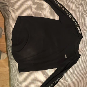 En snygg lång ärmad tröja! - Mycket bra sick! 