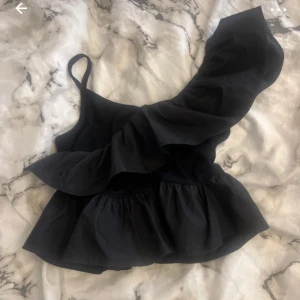 Snygg volangtopp - Säljer en så söt topp som passar perfekt till fest och nu till sommaren!🥹💗Säljer då den tyvärr inte passar mig. Kan diskutera priset!🎀