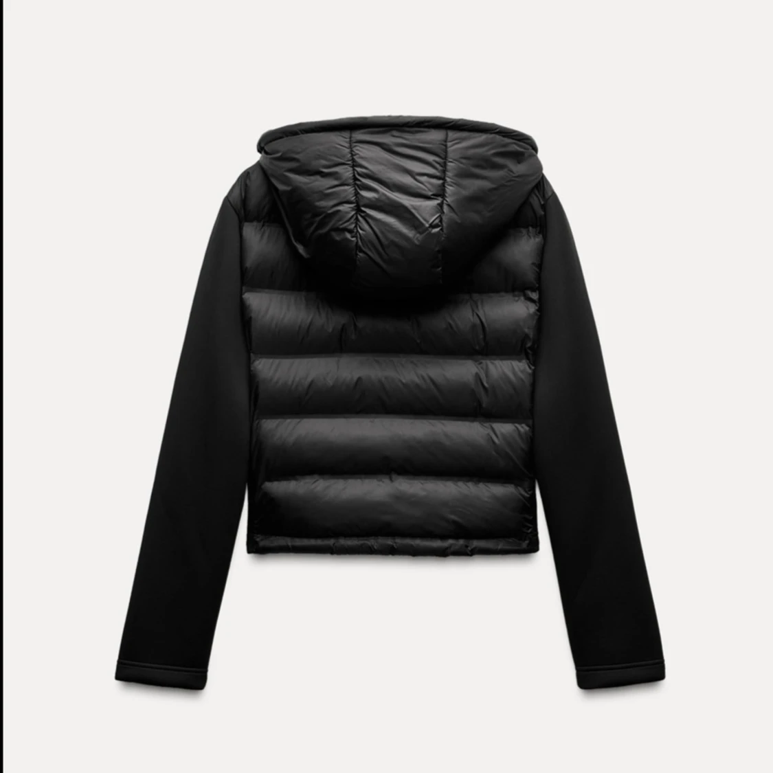 Svart croppad pufferjacka med luva - 1