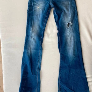 Blå bootcut jeans med slitningar - Super snygga!!