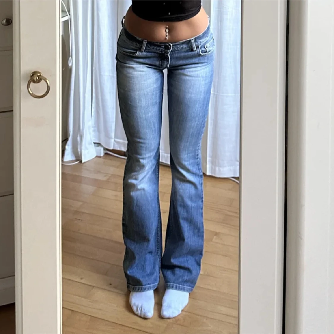 Blå bootcut jeans. Midja 76 innerbenet 80 cm