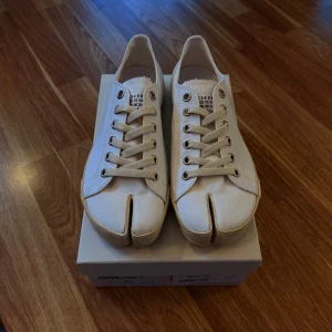 Maison Margiela Canvas Tabi Sneakers - Storlek 41 passar som 42,,,, bror bara köp jag svär du kan talla med dem på ☺️