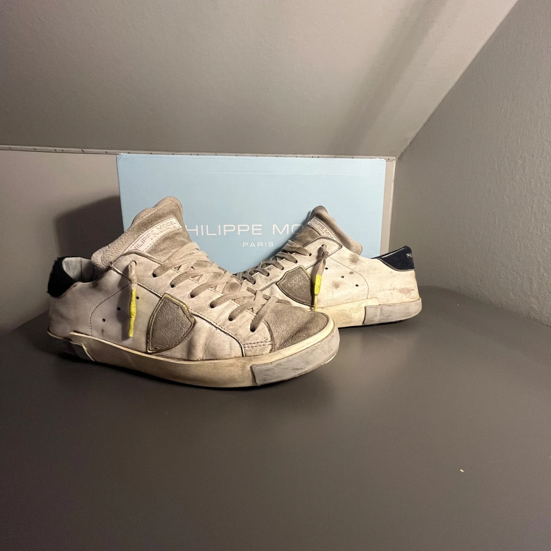 Grå sneakers från Philippe Model