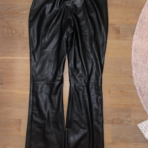 Skinnbyxor  - Skinn/läder byxor från Nelly. Har sprätt upp längst ner för att göra de längre, samt stoppat in ett snöre i midjan för att få byxorna att sitta uppe.