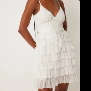 Vit klänning - Superfin klänning från nakd x Melissa Bentsen som aldrig har kommit till användning💘💘