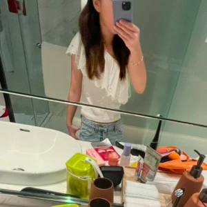 Fin vit tröja - Bra skick. Är för liten för mig och finns ej att köpa längre på Zara!💝