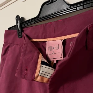 Lågmidjade kostymbyxor - Lila bootcut kostymbyxor från Edith & Ella, med utsvänga ben nertill! Sitter väldigt fint och figurnära, är även lågmidjade. Har använts fåtal gånger, men är som nya! Alla använda plagg tvättas noga innan leverans! Det är bara att skriva om du har några frågor! <3