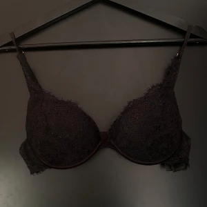 Svart spets-bh från H&M - Säljer en svart bh från H&M med spetsdetaljer. Den har justerbara axelband och en klassisk hakknäppning bak. Perfekt för vardaglig andvändning. Ställ gärna frågor om storlek/pris osv❤️☺️