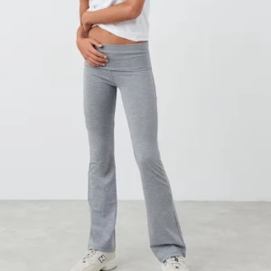 Grå yoga pants med bootcut - Snygga grå yoga pants med bootcut. Perfekta för en avslappnad look. Byxorna har en lågmidjad design och är tillverkade i ett mjukt material för extra komfort. Passar mig som normalt har storlek S🥰❤️
