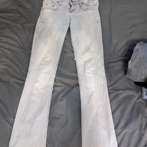 Gråa LTB jeans - Säljer min gråa ltb jeans nu då de inte kommer till användning. Jeansen är i bra skick förutom defekterna som jag har tagit kort på (bild 2,3,4,5)❤️