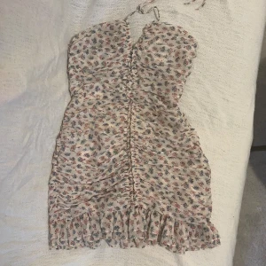 Blommig klänning  - Söt mini-klänning med blommönster, fint skick. 
