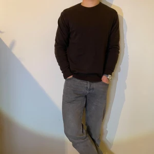 Brun stickad tröja - Säljer en stilren brun stickad tröja. Perfekt för en avslappnad look. Tröjan har en klassisk passform och är gjord i ett mjukt material som känns skönt mot huden.