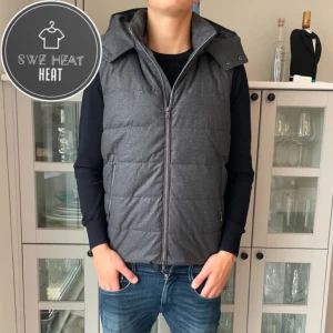 Väst - Tja, säljer nu denna feta nästintill nya västen från lawrence grey. Passar dig mellan 180-190! Nypris 1400. Hör av dig vid frågor eller funderingar!