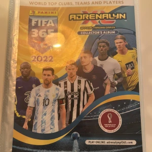 Fotbollskort Samlaralbum - Säljer ett fotbollskort samlaralbum för officiella trading cards. Albumet har en färgglad framsida med bilder av kända fotbollsspelare och är perfekt för att organisera och visa upp din kortsamling. Inuti finns plastfickor för att hålla korten säkra och i gott skick. Det går också att ta bort fotbolls papprerna så att man kan samla med andra kort.