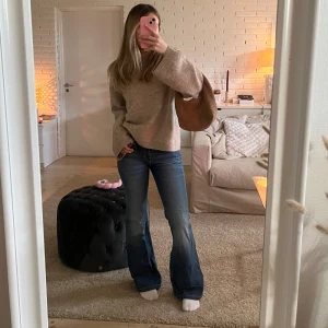 Weekday Nova jeans - Mörkblå jeans från weekday i modellen Nova💓 Stl 25/32 MEN uppsydda‼️till någon som är ca 160! Innerbenslängden är 76cm, midjemått 35cm rakt över, grenhöjd 19cm!