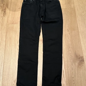 Svarta jeans från Levi's - Snygga svarta Levi's jeans i modellen 511. Knappt använda så skicket är fantastiskt bra. Hör av er om ni har frågor angående produkten. 