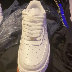  Air Force 1 nya - Nya skor inne. Säljer helt nya air force 1 utan lådan dock. Storlek 41