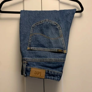 Blåa Jeans från Lee - Säljer dessa snygga jeans från Lee, knappt använda | Skick 9/10 inga defekter | Storlek: W27L31 | Passform: Regular-Slim | Nypris: 800kr | Tveka inte att höra av er vid frågor! Kan sänka priset vid snabb affär! Mvh Finn’s Resell