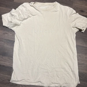 Beige t-shirt från Jack & Jones - Säljer en stilren beige t-shirt från Jack & Jones med texten 'ORIGINALS'