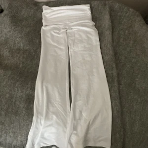 Vita byxor från Gina Tricot - Säljer ett par vita jogapants byxor från Gina Tricot. Dom är i väldigt fint skick och har bara andvänds en gång. Byxorna har en har en kant man viker ner så att dom blir lågmidjade. 