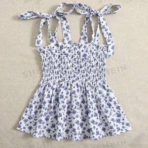 Topp - Denna fina topp har inte använts många gånger💙 den har långa band men dem går även att vika in💙 det är storlek L men passar även M💙 det har stretchigt material vid bysten💙 skriv gärna vid frågor eller fler bilder 💙