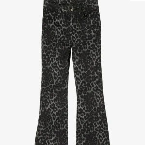 Calzedonia leopard jeans  - Just nu säljer jag mina super trendiga calzedonia jeans, säljer då det ej kommer till användning.  Köpta för 800kr men säljer för 550kr då det är som i nyskick. Köpta här på Plick.  Priset kan  diskuteras💕💕 innerbenet:84 midjan:32-33 dom är strechiga