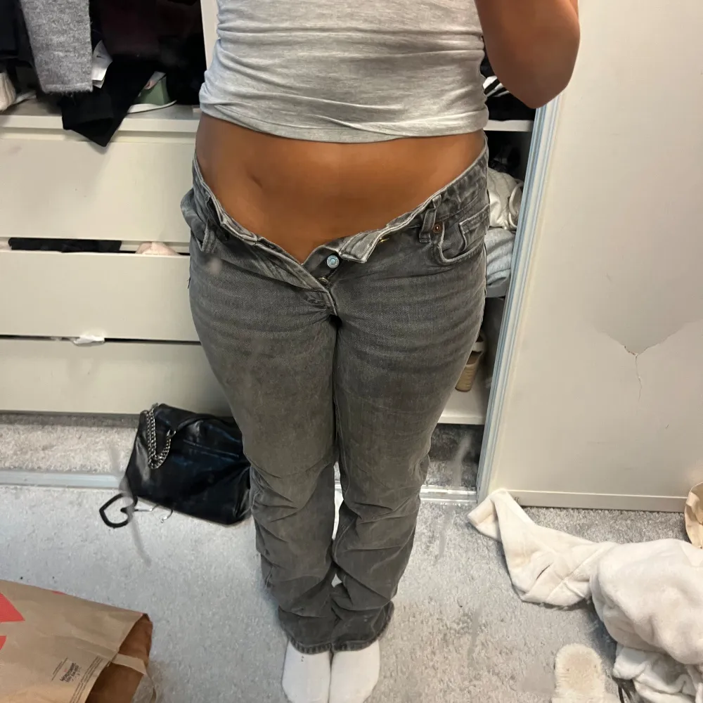 Grå jeans fr zara. Jeans & Byxor.