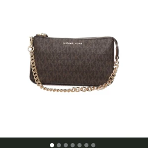 Michael Kors Jet Set väska - Väldigt fin väska från Michael Kors i nyskick. Säljes pga den kommer inte till anvädning. Priset kan diskuteras vid snabb affär!