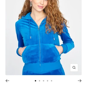 Juicy sett - Säljer mitt juicy sett pågrund av att det aldrig kom till så mycket användning🫶🏽(nypris för hela settet ungefär 2000) men säljer billigt för snören till byxorna fattas