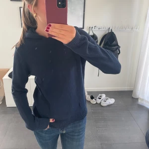 Stickad hoodie - Jättefin stickad hoodie i färgen marinblå från Seaside. Den är näst intill oanvänd o är därav som ny😊