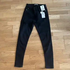 Svarta jeans med push-up köpta på Primark för några år sedan. Oanvända då de sitter lite för tajt för mig. Lite tunnare material