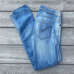 Dondup george - Tja! Säljer ett par ljus blå Dondup jeans med slitning i as bra skick. Storleken är 31 och passar dig runt 180. Säljs för 700 men priset kan diskuteras. Hör av er vid frågor!!