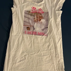 Pyjamas - Barbie pyjamas jättesöt och skönt för sommar tiden. Användt knapt. 