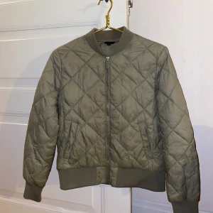 Fin bomberjacka! - Superfin jacka från Åhléns! Jag har använt den men den är i jättefint skick. Storlek 36/38 💚 Hoppas den kommer till användning!