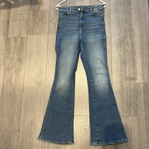 Dr. Denim jeans - Supersköna jeans från Dr. Denim, modellen Moxy Flare Petite. Är i storlek M, färgen eastcoast blue och i bra skick! Endast använt fåtal gånger!