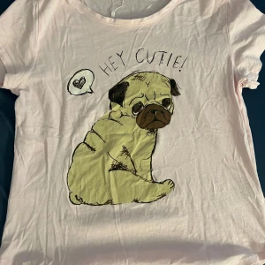 T-shirt - Jättesöt t-shirt i rosa färg. Knapt användt.