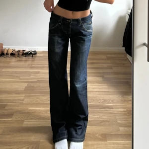 Lågmidjade jeans  - Superfina lågmidjade raka jeans från Lee! Midja: ca 89cm runt om, 42cm rakt över. Innerben: 84cm. Jag är ca 169cm och brukar ha storlek 38 för referens. Kontakta vid fler funderingar och använd gärna köp nu!🤩