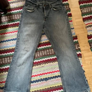 Jeans - Jättefina jeans med en gnutta bootcut i benen. Färgen är en superfin blå färg med lite gråare slitningar över låren. Jag säljer dem för att de helt enkelt inte passar min stil längre, även fast byxorna i sig är väldigt fina!