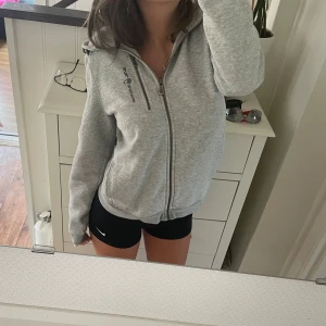 Sail Racing zip-hoodie - Säljer denna supermysiga zip-hoodien från Sail Rasing. Det är storlek 170 så sitter ungefär som en S. Den är i jättebra skick! Nypris: 1500kr. Bara att höra av sig vid frogor och funderingar🤍(pris kan diskuteras vid snabb affär)