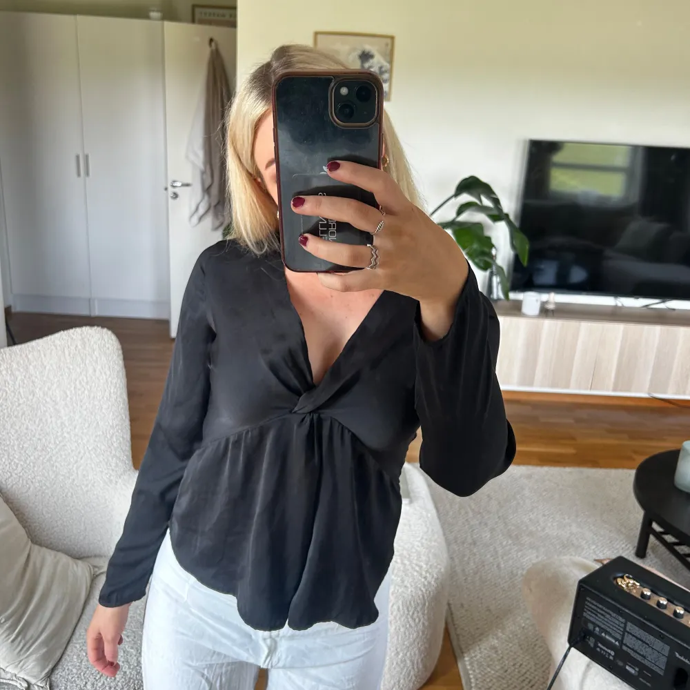 Snygg blus till fest eller vardag , knappt använd med silkestyg 🤍 XS/S. Blusar.