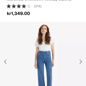 Levi's Ribcage Straight Ankle Jeans - Säljer ett par snygga Levi's Ribcage Straight Ankle jeans i klassisk blå denim. De är högmidjade och har en rak passform som slutar vid ankeln. Perfekta för en avslappnad men stilren look. Jeansen har de ikoniska Levi's-detaljerna med knappar och etikett baktill. aldrig använda!