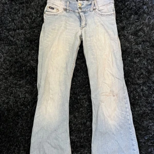 Lågmidjade bootcutjeans🩵🩵 - Supersnygga! Lite smutsiga därav priset🩵🩵står stl 38 men skulle snarare säga 34
