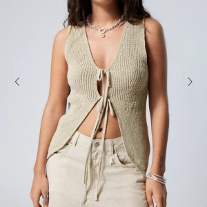 Stickad väst - Säljer en superfin beige stickad väst från Weekday i storlek S. Aldrig använd med lapp kvar. Nypris 360kr.