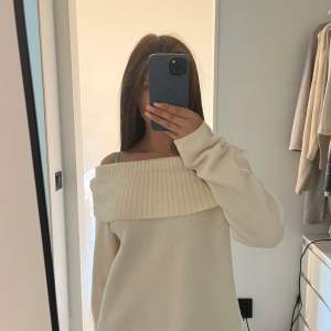 Fin offshoulder tröja från Old Navy som köptes i vintras men ändas kommit till användning några få gånger. Den är i storlek L men passar även S/Xs